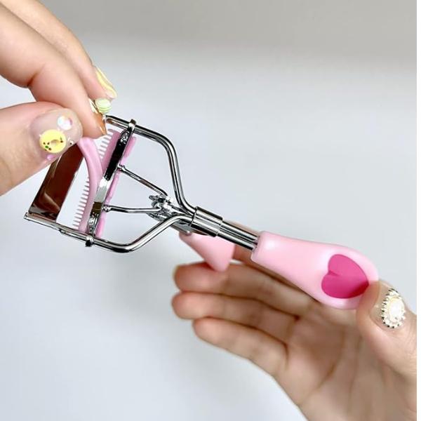 Stainless Steel Eyelash Curler with Built-in Comb Pinch Pain-Free Suitable for Any Eye Shapes and Sizes, with 5 Silicone Refill Pads (Light Pink)